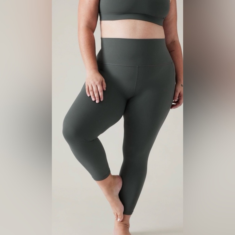 Athleta Light Sage Green Salutation Stash Pocket 7/8 Leggings Size 3X